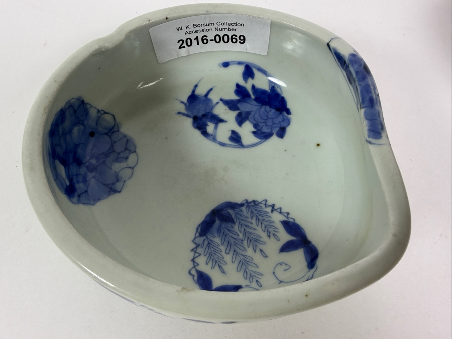 Antique Japanese Ko-Imari Blue And White Porcelain Tricorner Soba Choko Cup With Medallion Designs 6.5' X 2.25' [Photo 4]