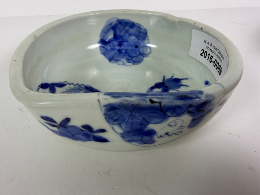Antique Japanese Ko-Imari Blue And White Porcelain Tricorner Soba Choko Cup With Medallion Designs 6.5' X 2.25' [Photo 3]