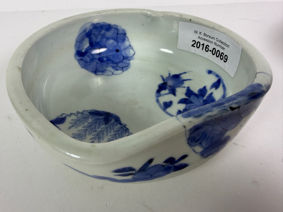 Antique Japanese Ko-Imari Blue And White Porcelain Tricorner Soba Choko Cup With Medallion Designs 6.5' X 2.25' [Photo 2]