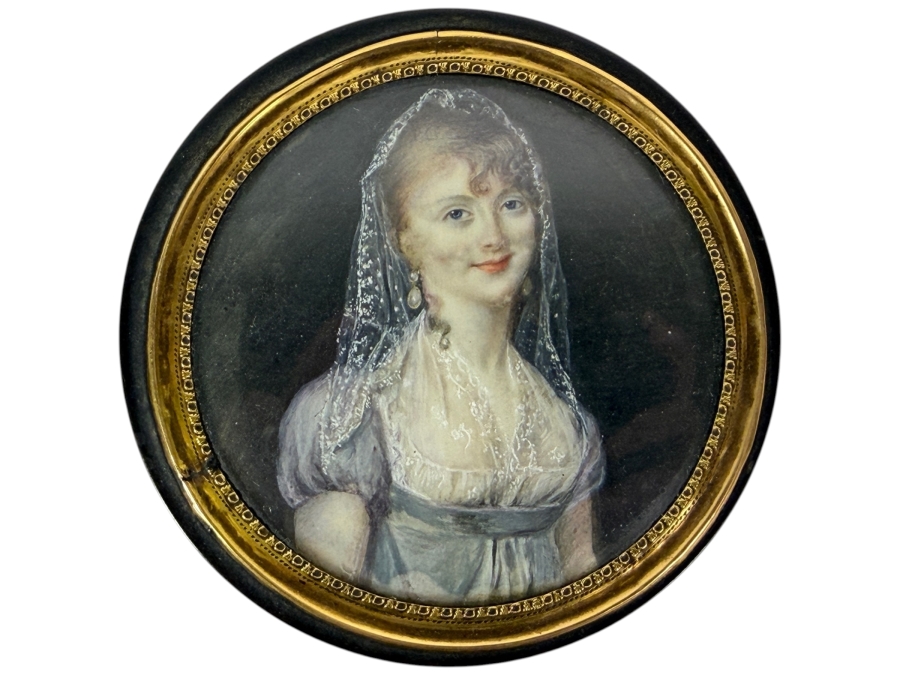 Stunning Antique Hand-Painted Miniature Portrait Snuff Trinket Box 3.25'W X 1'H (Side Of Lid Has a Crack - See Photos) 80.0g