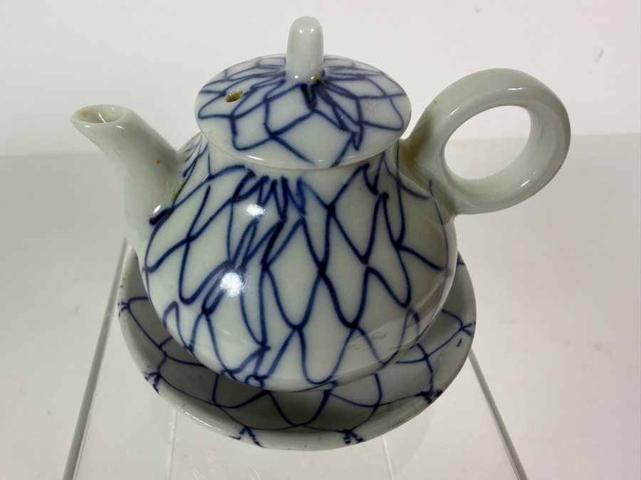Vintage Chinese Blue And White Porcelain Fishnet Style Teapot With Matching Miniature Underplate Saucer 3'H [Photo 2]