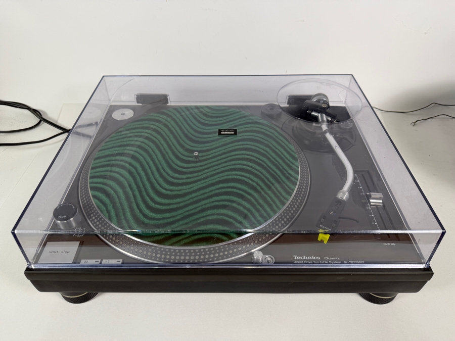 Technics SL-1200MK2 High-End Manual Direct Drive Turntable System With Stanton Headshell Dust Cover Estimate $450 - $800 [Photo 2]