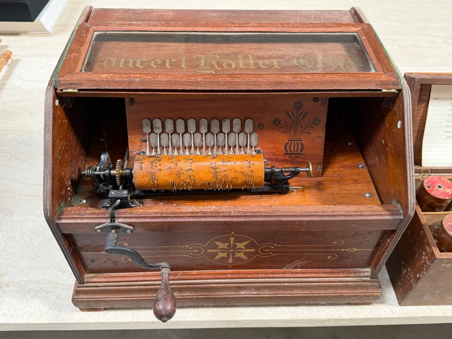 Working Antique Autophone Co Concert Roller Organ Hand Crank Cylinder Mechanical Music Box With Cased Wooden Cobs Set - Total of 10 Music Rolls 17W X 15D X 13H [Photo 4]
