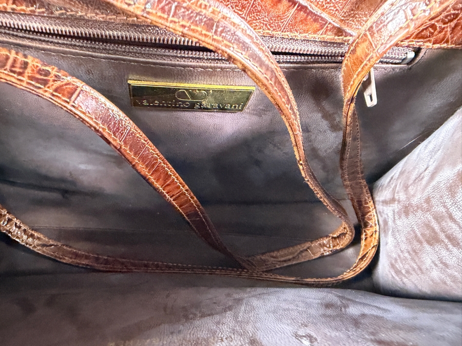 Valentino Garavani Vintage Brown Croc-Embossed Leather Envelope Flap Clutch Bag With Gold-Tone V Turn-Lock Clasp 12W [Photo 5]