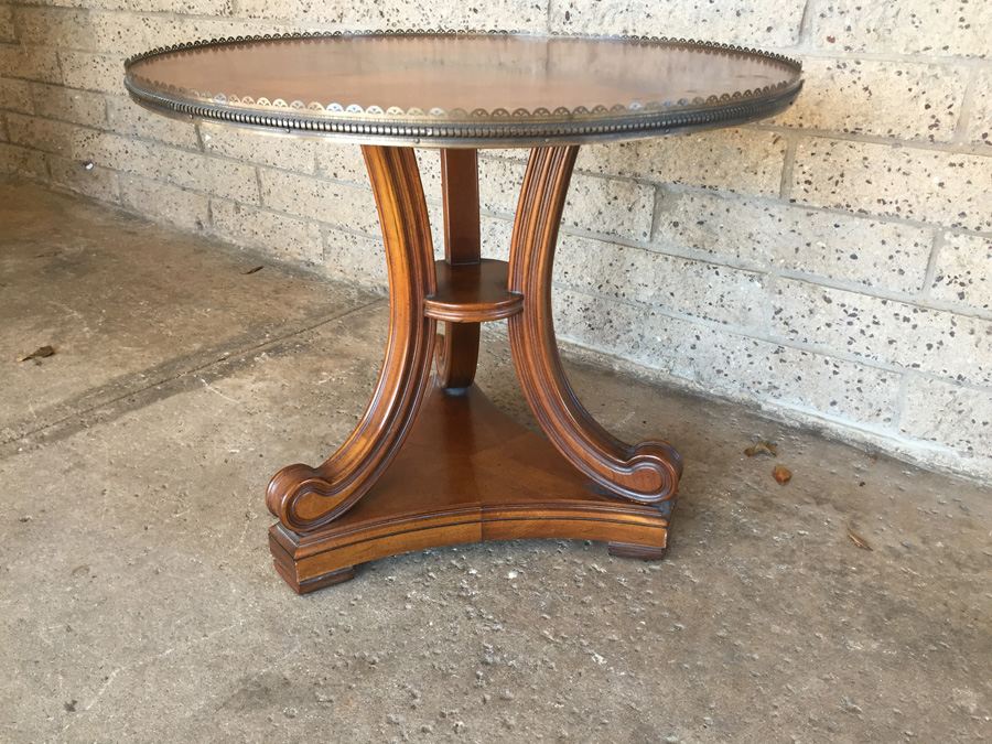 Round End Table [Photo 1]