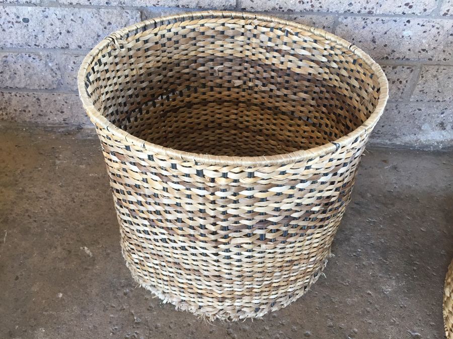 Large Basket Lot [Photo 7]