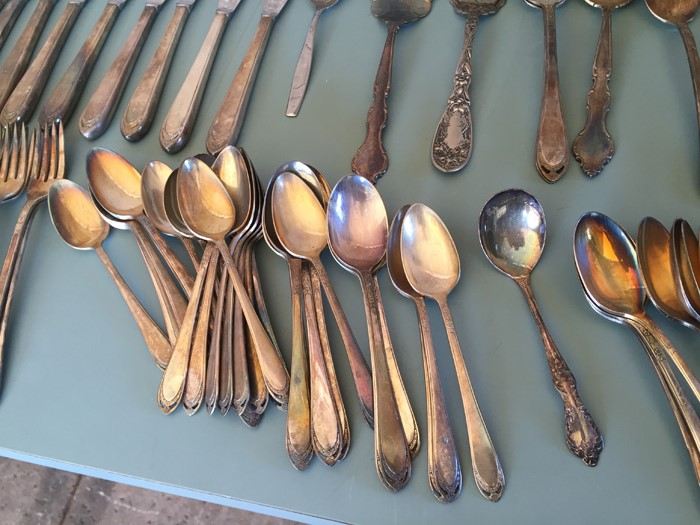 1847 Rogers Bros. Silverplate Flatware Set And Tin [Photo 8]