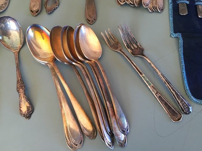 1847 Rogers Bros. Silverplate Flatware Set And Tin [Photo 7]