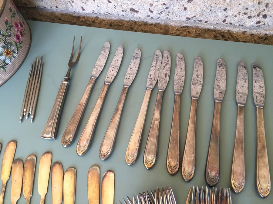 1847 Rogers Bros. Silverplate Flatware Set And Tin [Photo 6]