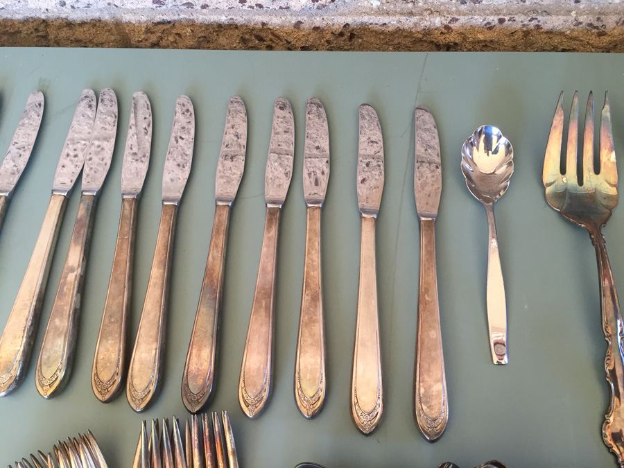 1847 Rogers Bros. Silverplate Flatware Set And Tin [Photo 5]