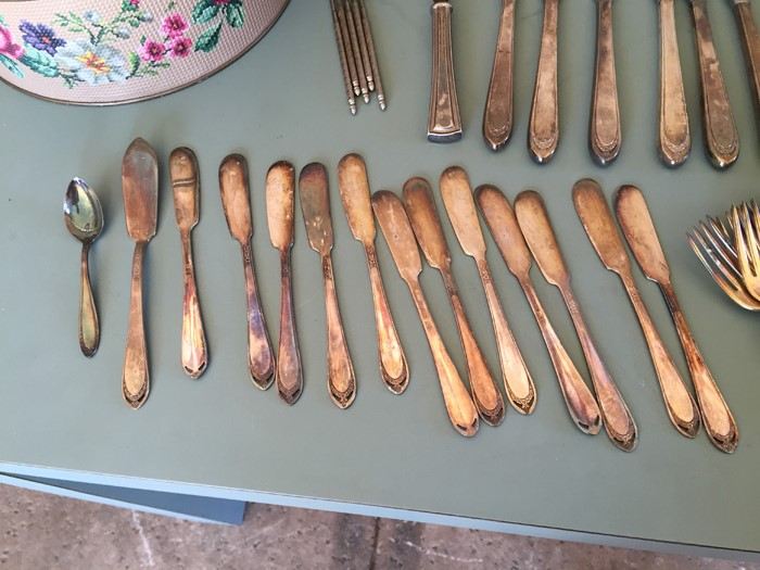 1847 Rogers Bros. Silverplate Flatware Set And Tin [Photo 10]