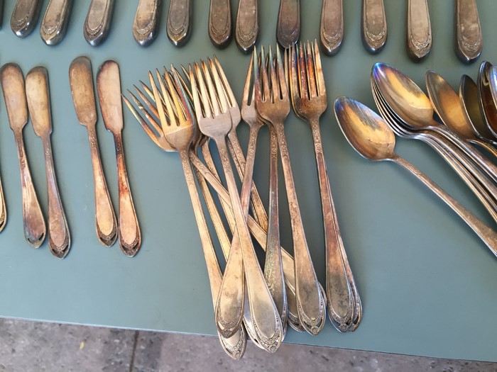 1847 Rogers Bros. Silverplate Flatware Set And Tin [Photo 9]