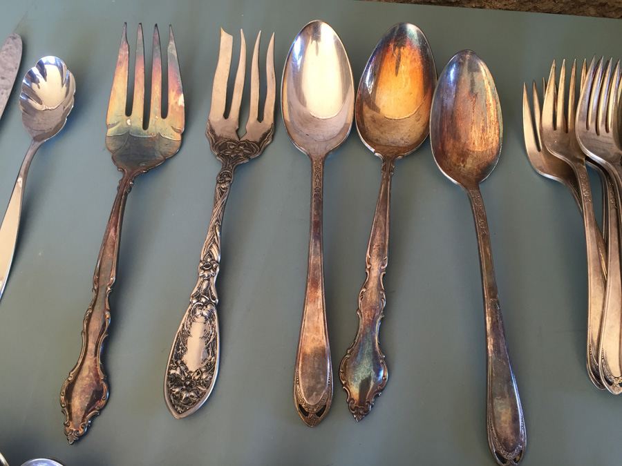 1847 Rogers Bros. Silverplate Flatware Set And Tin [Photo 4]