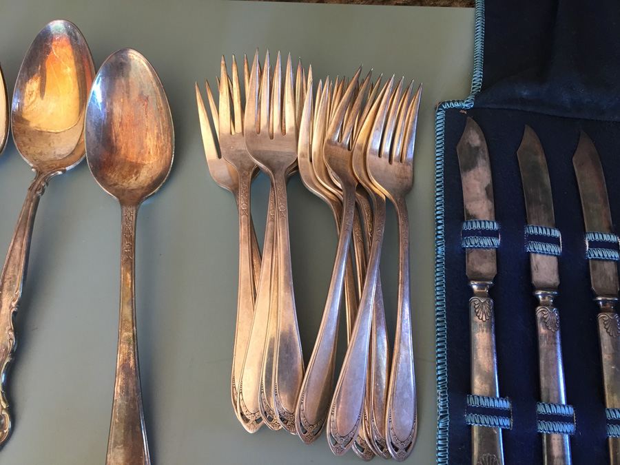 1847 Rogers Bros. Silverplate Flatware Set And Tin [Photo 3]