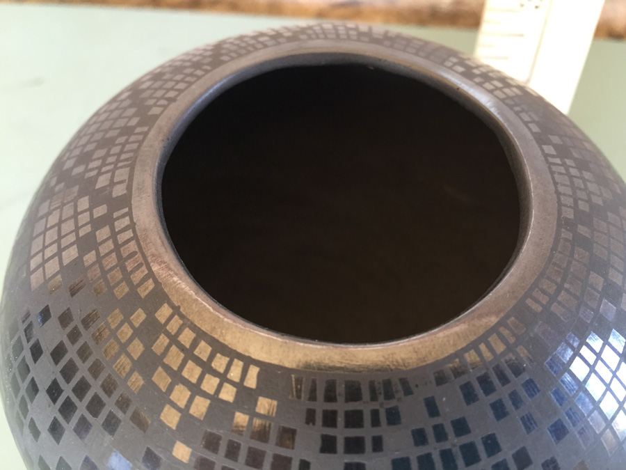 Mata Ortiz Potter Luz Elva Ramirez Black On Black Geometric Design Pot Vase Vessel - Estimate $150-$300 [Photo 2]