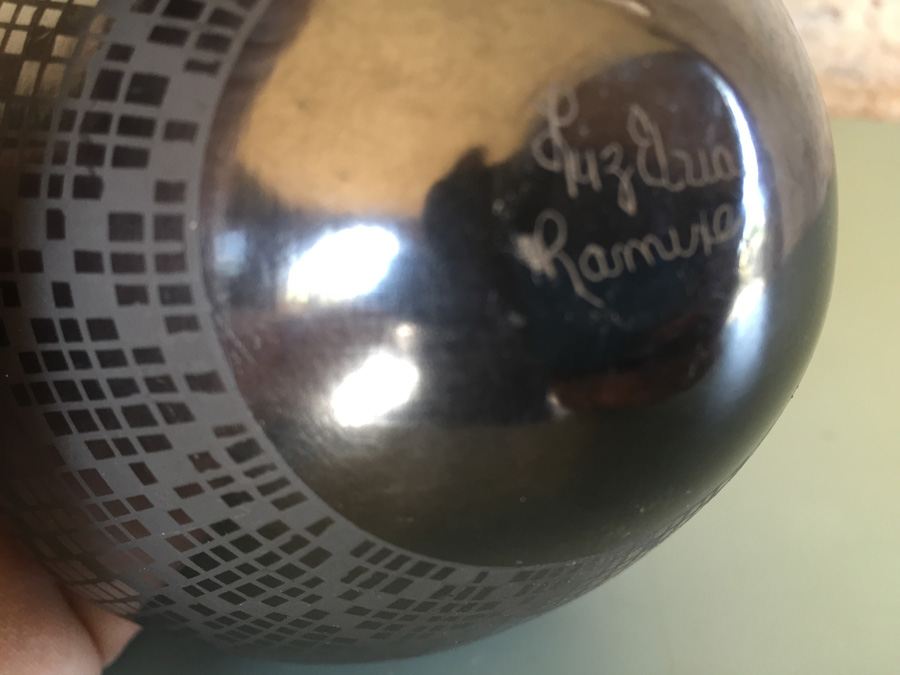 Mata Ortiz Potter Luz Elva Ramirez Black On Black Geometric Design Pot Vase Vessel - Estimate $150-$300 [Photo 9]