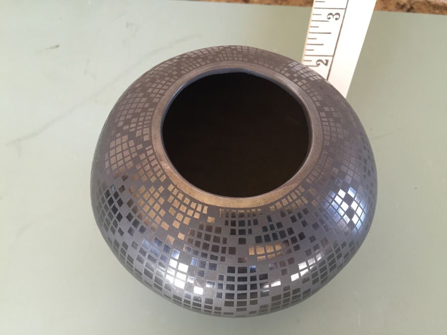 Mata Ortiz Potter Luz Elva Ramirez Black On Black Geometric Design Pot Vase Vessel - Estimate $150-$300 [Photo 3]
