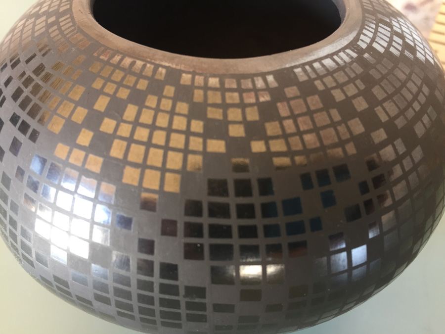 Mata Ortiz Potter Luz Elva Ramirez Black On Black Geometric Design Pot Vase Vessel - Estimate $150-$300 [Photo 8]