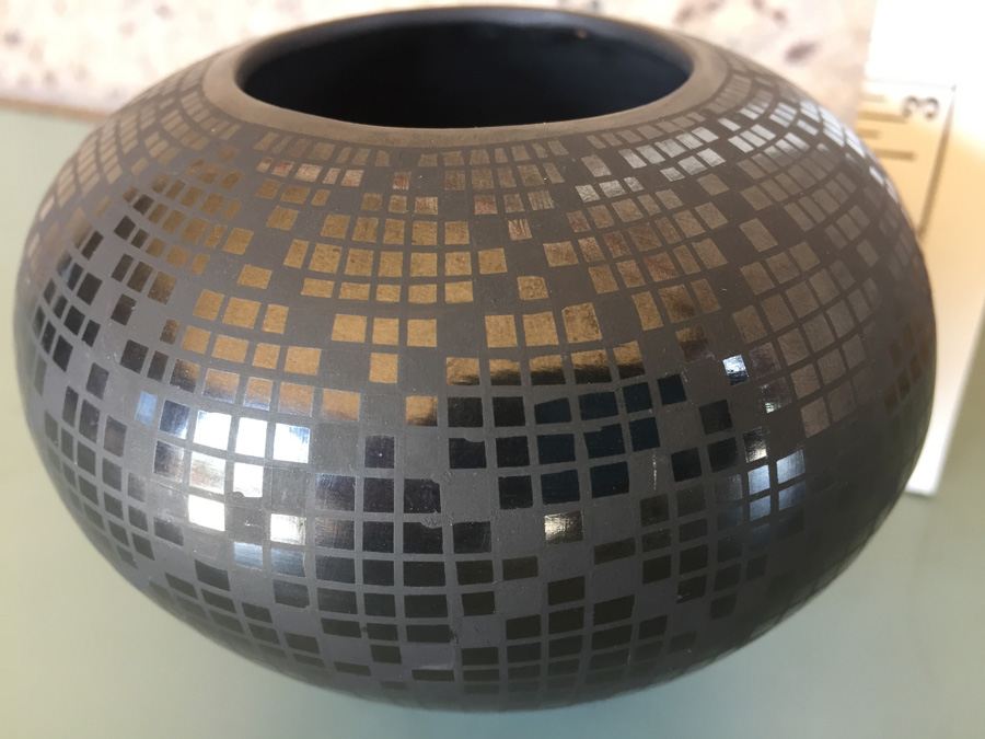 Mata Ortiz Potter Luz Elva Ramirez Black On Black Geometric Design Pot Vase Vessel - Estimate $150-$300 [Photo 6]