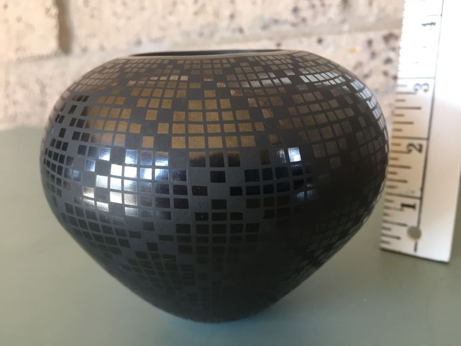 Mata Ortiz Potter Luz Elva Ramirez Black On Black Geometric Design Pot Vase Vessel - Estimate $150-$300 [Photo 7]