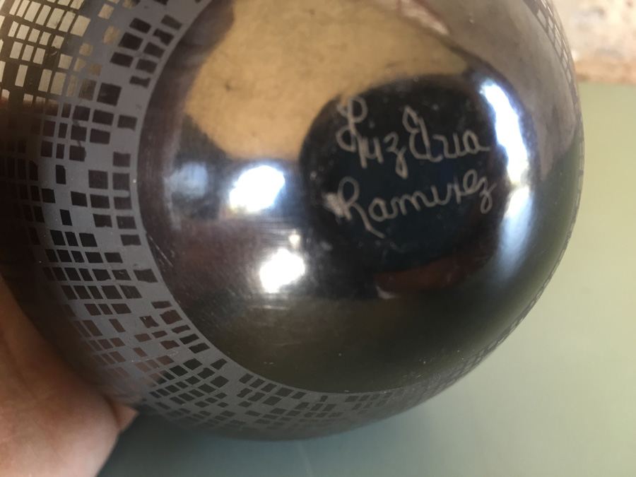 Mata Ortiz Potter Luz Elva Ramirez Black On Black Geometric Design Pot Vase Vessel - Estimate $150-$300 [Photo 10]