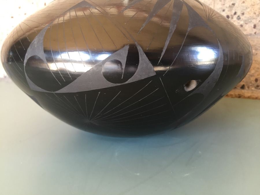 Mata Ortiz Potter Jaime Quezada Black on Black Pottery Pot Vase - Estimate $600-$900 [Photo 9]