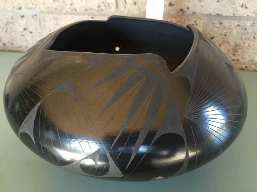 Mata Ortiz Potter Jaime Quezada Black on Black Pottery Pot Vase - Estimate $600-$900 [Photo 4]