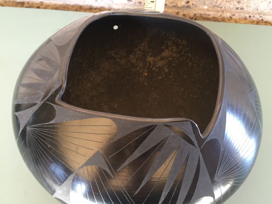 Mata Ortiz Potter Jaime Quezada Black on Black Pottery Pot Vase - Estimate $600-$900 [Photo 2]