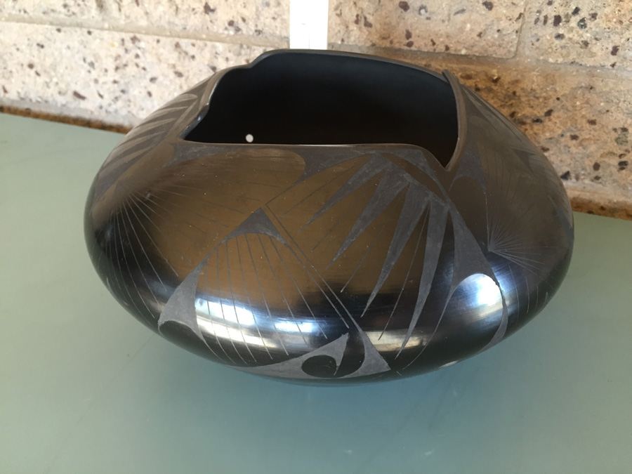 Mata Ortiz Potter Jaime Quezada Black on Black Pottery Pot Vase - Estimate $600-$900 [Photo 8]