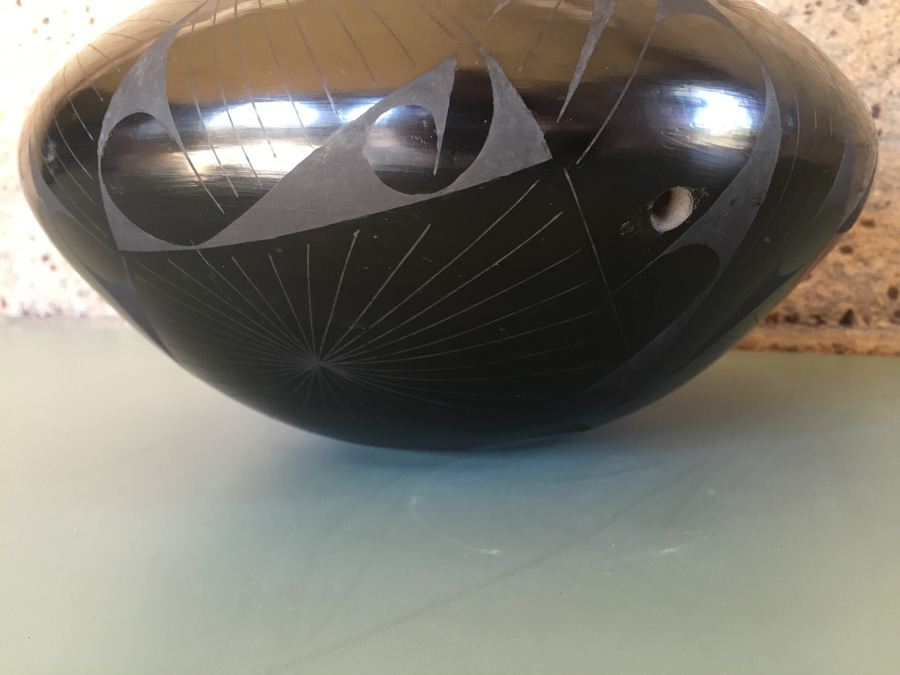 Mata Ortiz Potter Jaime Quezada Black on Black Pottery Pot Vase - Estimate $600-$900 [Photo 10]