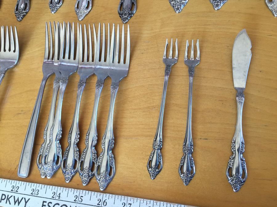 Large Set of Distinction Deluxe Flatware By Oneida HH [Photo 12]