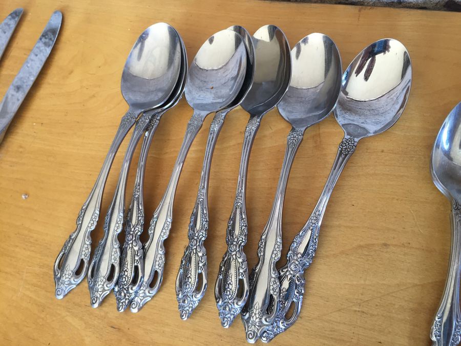Large Set of Distinction Deluxe Flatware By Oneida HH [Photo 7]