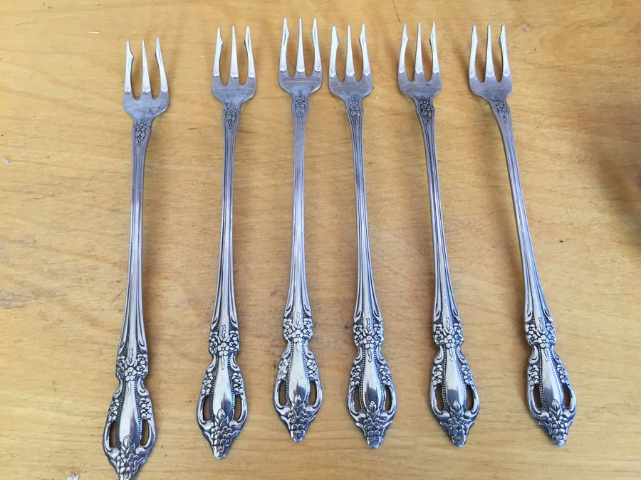 Large Set of Distinction Deluxe Flatware By Oneida HH [Photo 4]