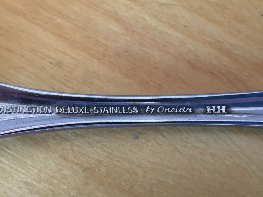 Large Set of Distinction Deluxe Flatware By Oneida HH [Photo 16]