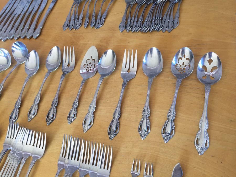 Large Set of Distinction Deluxe Flatware By Oneida HH [Photo 11]