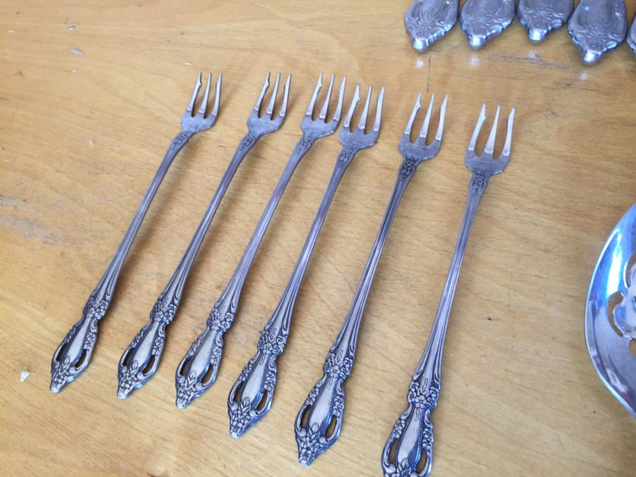 Large Set of Distinction Deluxe Flatware By Oneida HH [Photo 9]