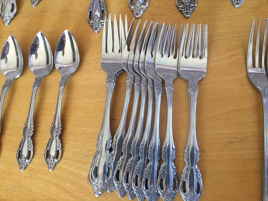 Large Set of Distinction Deluxe Flatware By Oneida HH [Photo 13]