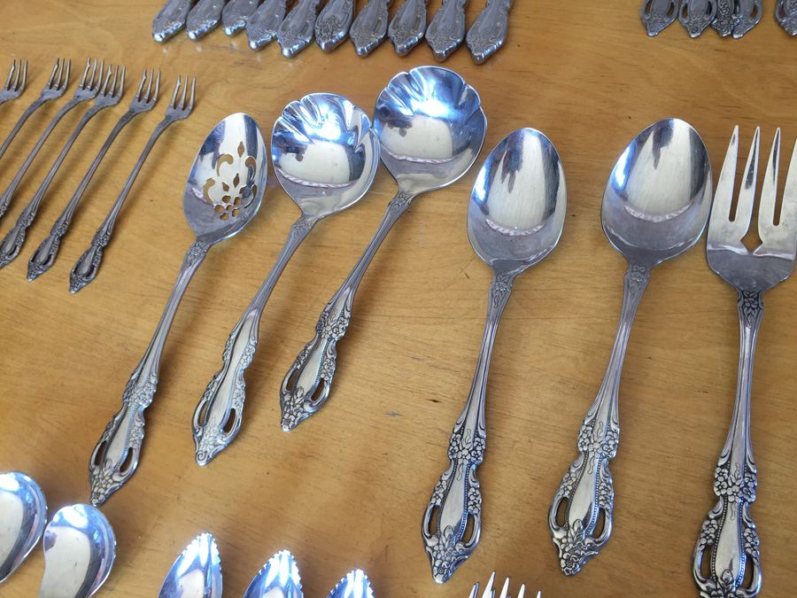 Large Set of Distinction Deluxe Flatware By Oneida HH [Photo 10]