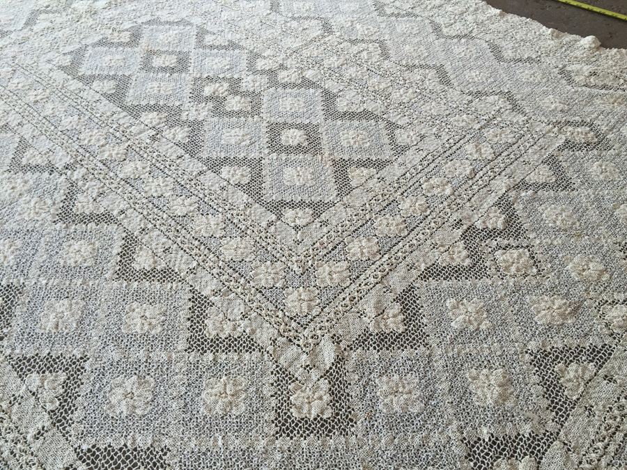 Vintage Hand Crocheted Tablecloth [Photo 5]