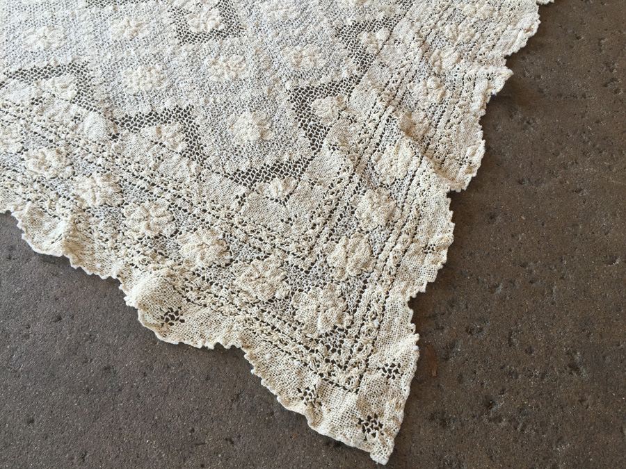 Vintage Hand Crocheted Tablecloth [Photo 4]