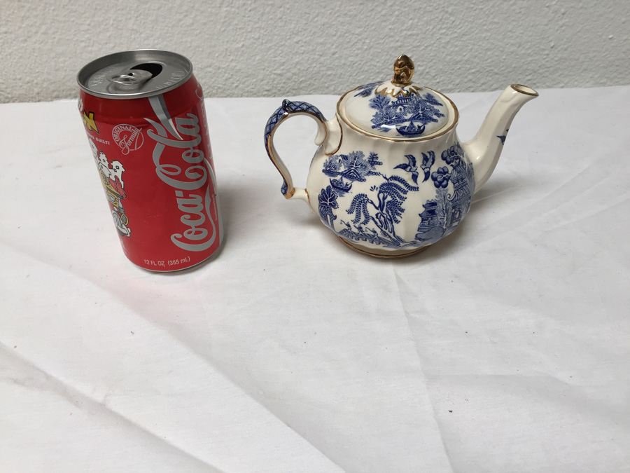 Sadler Made In England Blue Willow Teapot [Photo 1]