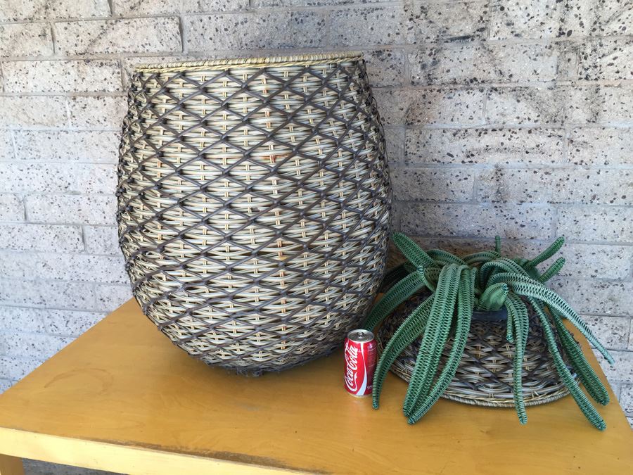Large Woven Synthetic Basket [Photo 8]
