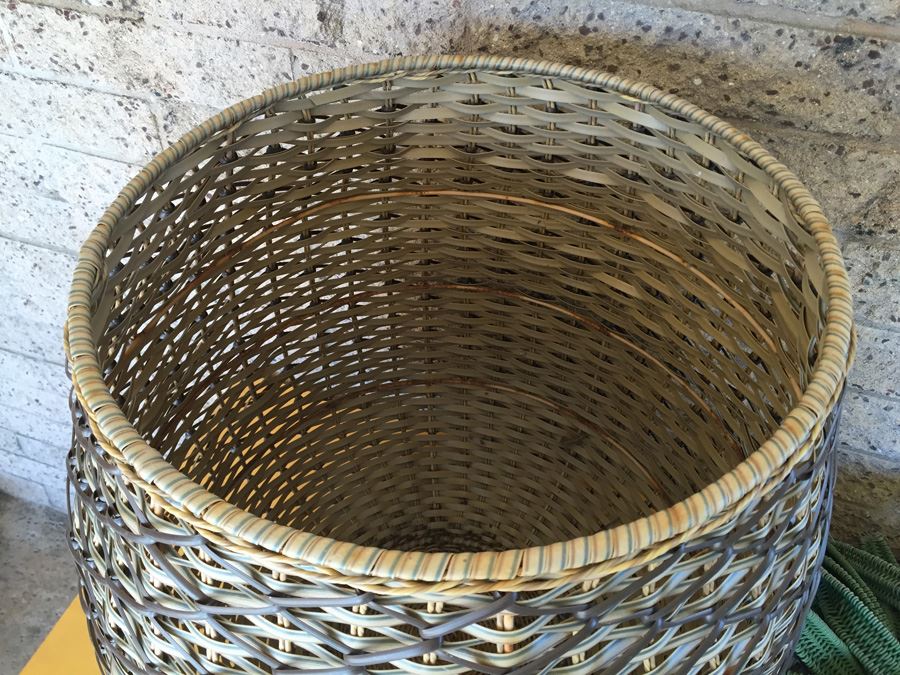 Large Woven Synthetic Basket [Photo 3]