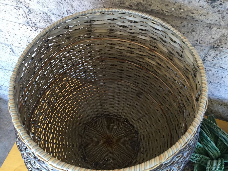 Large Woven Synthetic Basket [Photo 7]