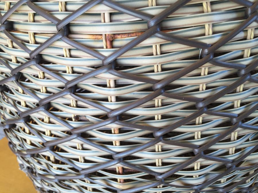 Large Woven Synthetic Basket [Photo 6]
