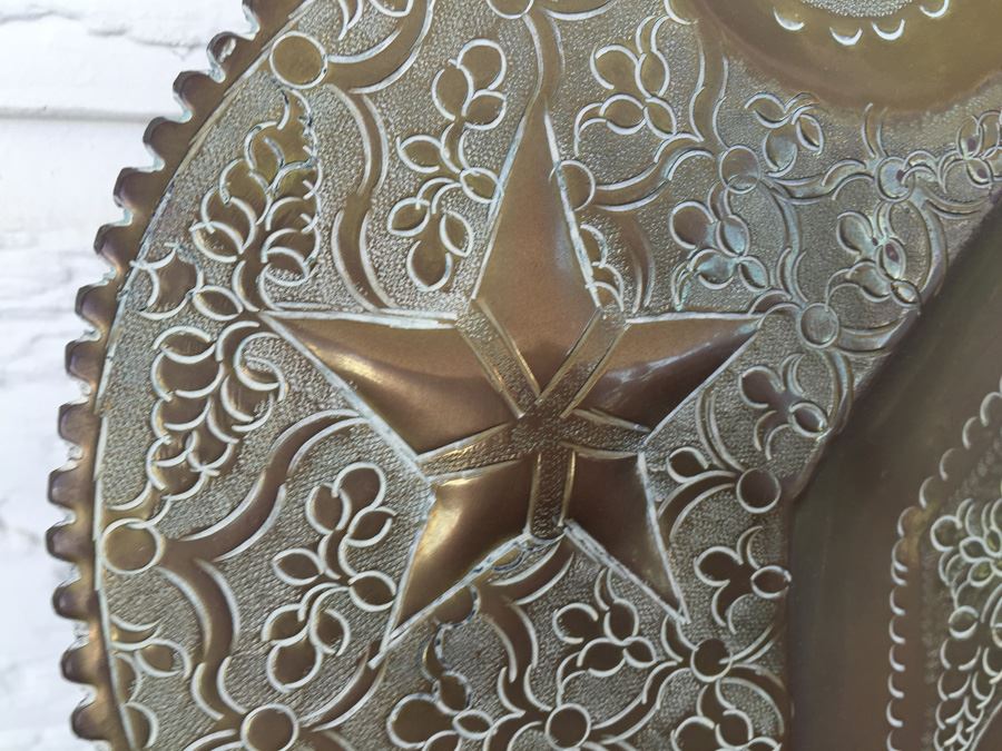 Large Persian Middle Eastern Hand Hammered Brass Round Tray Charger [Photo 2]