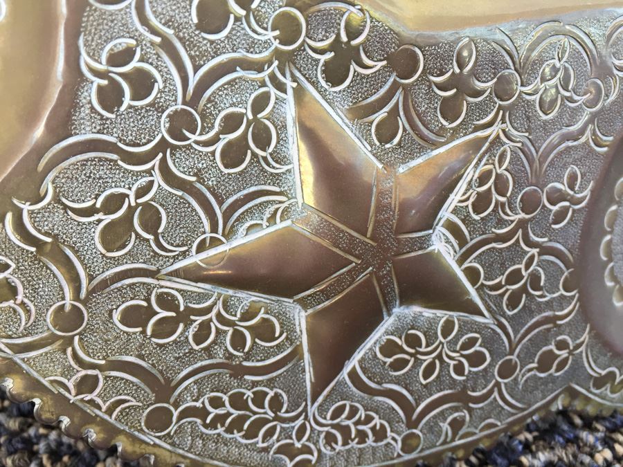 Large Persian Middle Eastern Hand Hammered Brass Round Tray Charger [Photo 7]