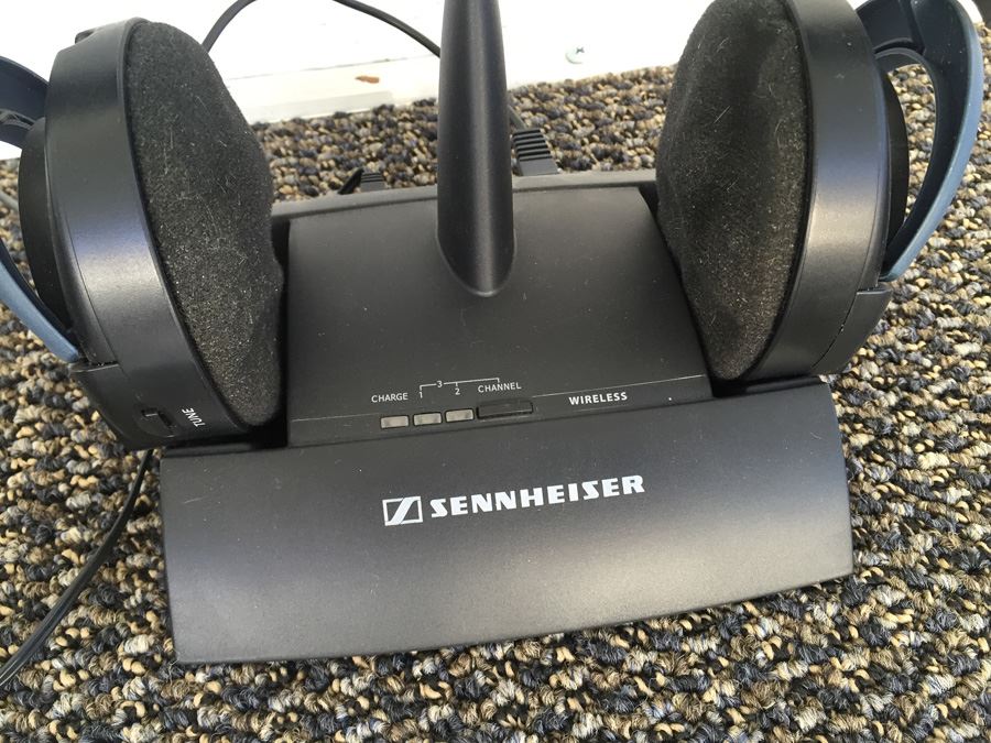 Sennheiser Wireless HiFi Headphones RS 45 - Estimate $350 [Photo 4]